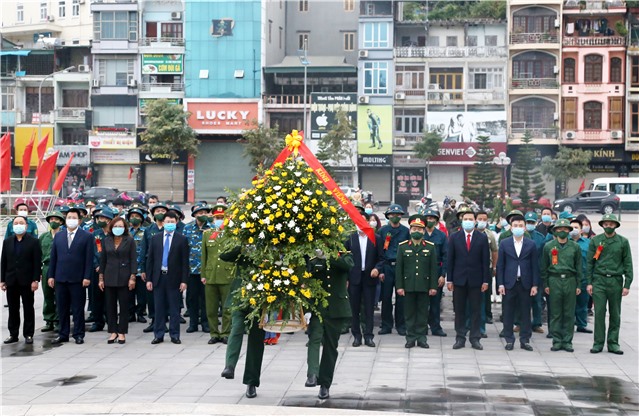 Lãnh đạo thành phố và tân binh dâng hương, tưởng niệm các anh hùng, liệt sĩ