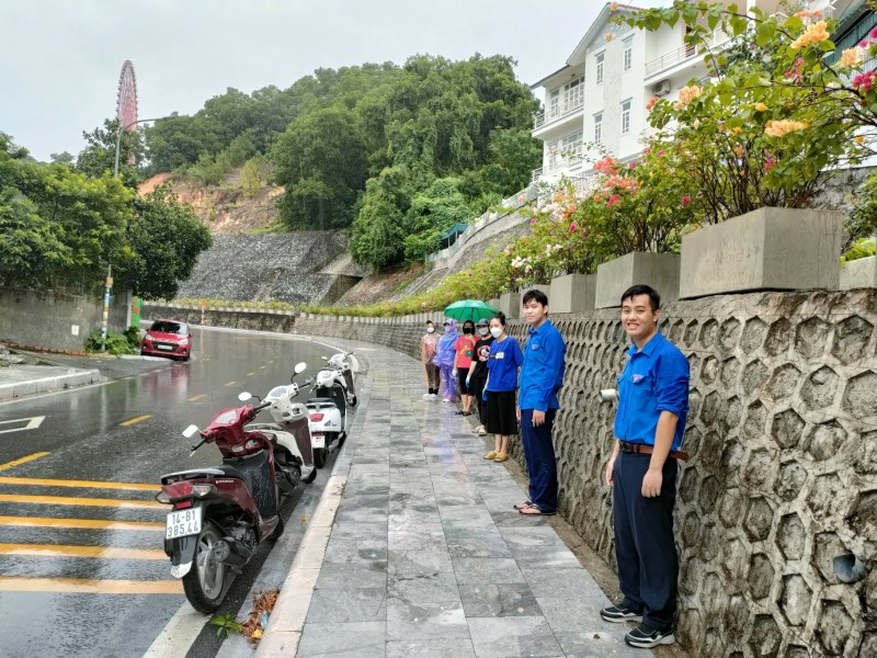 Chi đoàn Thanh niên Khu phố 2 phường Hồng Gai phối hợp với Đoàn Thanh niên trường Mầm non Hồng Gai tổ chức ra quân vệ sinh môi trường, cảnh quan đường Đặng Bá Hát.