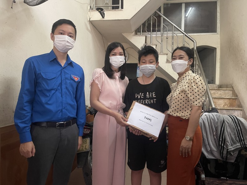 Lãnh đạo Đảng ủy - HĐND - UBND - Ủy ban MTTQ và các đoàn thể phường Hồng Gai đã đến thăm, tặng quà cho các cháu mồ côi, khuyết tật và có hoàn cảnh khó khăn trên địa bàn phường
