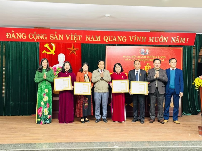 Đảng ủy phường Hồng Gai tổ chức lễ trao tặng Huy hiệu Đảng đợt 3/2/2023