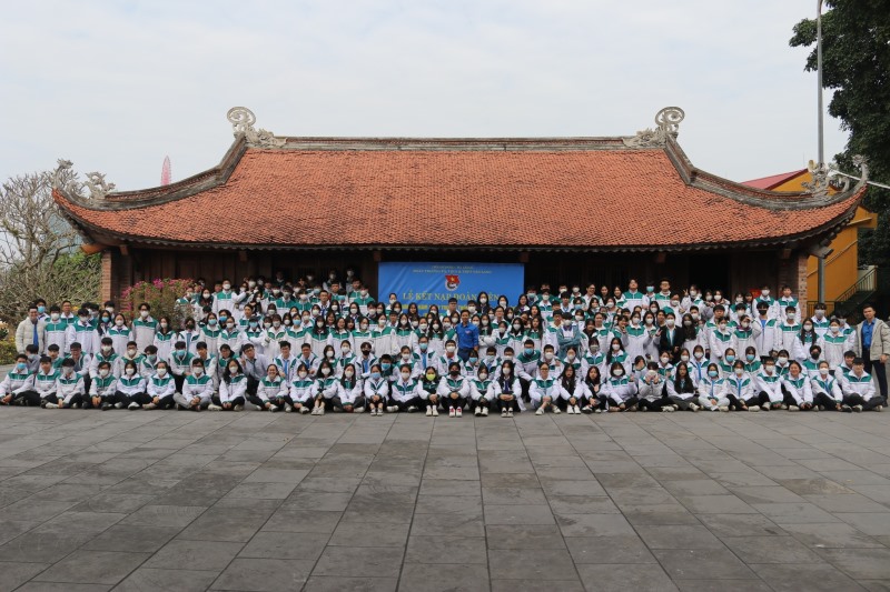 BCH Đoàn trường TH-THCS-THPT Văn Lang  tổ chức “Lễ kết nạp đoàn viên” cho 217 thanh niên ưu tú tại khu Văn hoá Núi Bài Thơ - Phường Hồng Gai - TP Hạ Long