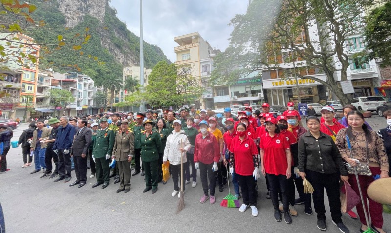 Phường Hồng Gai ra quân VSMT ngày Chủ nhật xanh 19/12/2023: tổng dọn vệ sinh tuyến đường lên núi Bài Thơ.