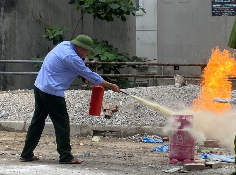 Tập huấn kỹ năng PCCC và CNCH cho nhân dân trên địa bàn Khu phố 2 phường Hồng Gai