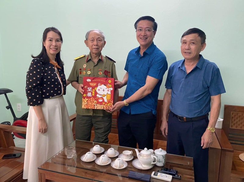 Lãnh đạo phường Hồng Gai tặng quà các chiến sĩ Điện Biên  trực tiếp tham gia chiến dịch Điên Biên Phủ.