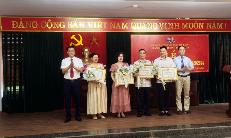 Đảng ủy phường Hồng Gai tổ chức lễ trao tặng huy hiệu Đảng đợt  19/5/2024 