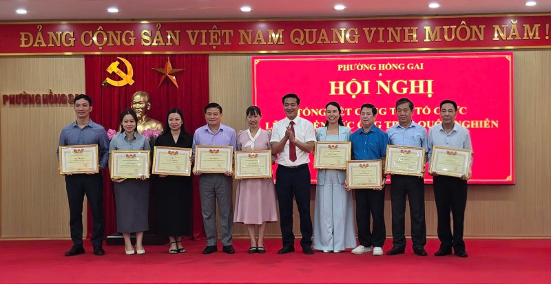 Phường Hồng Gai khen thưởng các tập thể và cá nhân trong công tác tổ chức  Lễ hội đền Đức Ông Trần Quốc Nghiễn năm 2025