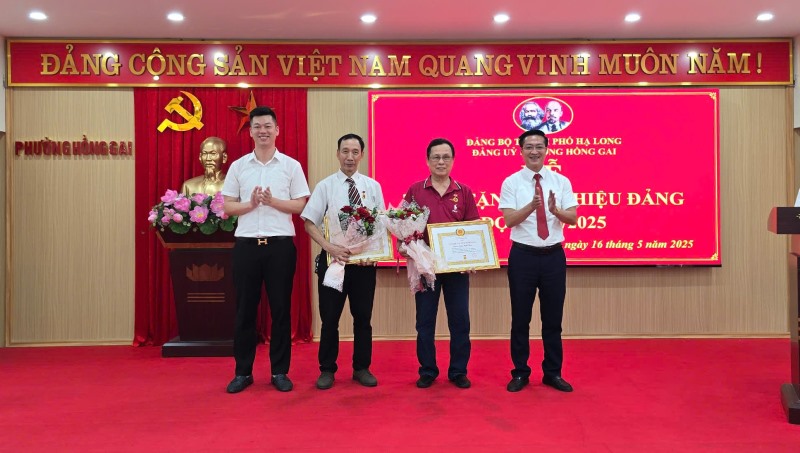 Đảng uỷ phường Hồng Gai tổ chức Lễ trao tặng Huy hiệu Đảng đợt 19/5/2025