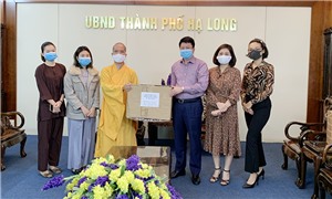 Chùa Tiêu Dao trao tặng 2.000 khẩu trang chống dịch Covid-19