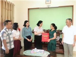 Phó Bí thư Thành ủy Vũ Thị Mai Anh thăm tặng quà gia đình chính sách
