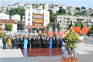 Đoàn đại biểu dự Đại hội Đại biểu Đảng bộ tỉnh lần thứ XV, nhiệm kỳ 2020-2025 dâng hương tưởng niệm các anh hùng liệt sĩ