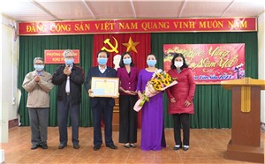 Khen thưởng Tổ tự quản khu 1, phường Hồng Gai có thành tích xuất sắc trong công tác phòng chống dịch Covid-19