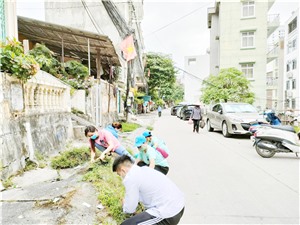 Hội phụ nữ phường Hồng Gai ra quân tổng vệ sinh môi trường chào mừng ngày bầu cử