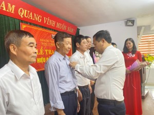 Đảng ủy phường Hồng Gai tổ chức lễ trao tặng Huy hiệu Đảng cho các đảng viên đợt 7/11/2022