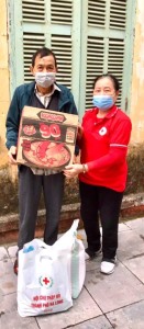 Hội Chữ Thập đỏ phường Hồng Gai trao quà của Hội CTĐ TP Hạ Long tới các hộ khó khăn bị ảnh hưởng do dịch COVID-19 trên địa bàn phường