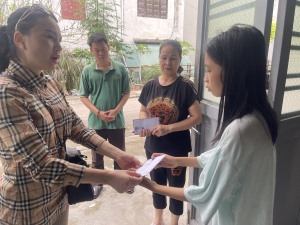 Hội LHPN phường Hồng Gai thăm tặng quà cho các cháu mồ côi, hội viên phụ nữ có hoàn cảnh khó khăn có trên địa bàn phường.