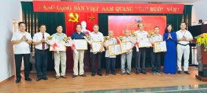 Đảng ủy phường Hồng Gai tổ chức lễ trao tặng Huy hiệu Đảng  cho các đảng viên đợt 2/9/2022