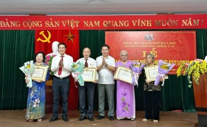Đảng ủy phường Hồng Gai tổ chức lễ trao tặng Huy hiệu Đảng  cho các đảng viên nhân dịp kỷ niệm 106 năm Cách mạng tháng Mười Nga (07/11/1917 - 07/11/2023)