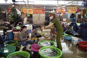 Tuyên truyền vệ sinh an toàn thực phẩm, bảo vệ môi trường tại chợ Hạ Long
