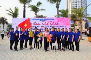 Hội LHPN phường Hồng Gai tham gia chương trình giao lưu Giải Kéo co và vệ sinh môi trường bãi biển  kỷ niệm 113 năm ngày Quốc tế phụ nữ 