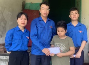 Chi đoàn Thanh niên Khu phố 2 phường Hồng Gai tổ chức thăm, tặng quà cho trẻ em khó khăn nhân dịp Tháng hành động vì trẻ em trên địa bàn Khu phố.