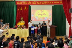 Lãnh đạo phường Hồng Gai thăm, tặng quà Tết Trung thu trẻ em trên địa bàn phường