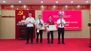 Đảng uỷ phường Hồng Gai tổ chức Lễ trao tặng Huy hiệu Đảng đợt 19/5/2025