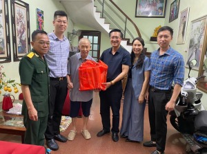 Lãnh đạo phường Hồng Gai thăm, tặng quà người có công với cách mạng và thân nhân người có công với cách mạng trên địa bàn Phường nhân kỷ niệm 50 năm Ngày Giải phóng miền Nam, thống nhất đất nước (30/4/1975 - 30/4/2025)