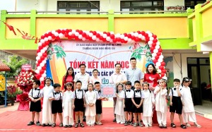 Lãnh đạo phường Hồng Gai thăm, tặng quà dịp Quốc tế Thiếu nhi 1/6