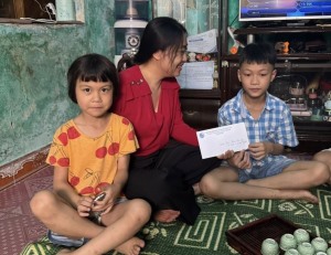 Hội LHPN phường Hồng Gai thăm tặng quà cho các cháu thiếu nhi có hoàn cảnh khó khăn có trên địa bàn phường.