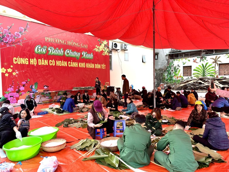 Phường Hồng Gai gói bánh chưng tặng các hộ dân có hoàn cảnh khó khăn đón tết Nguyên đán Ất Tỵ 2025