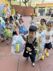 Trường Mầm non Hồng Gai tổ chứchương trình “Đổi rác thải nhựa lấy cây, hoa”